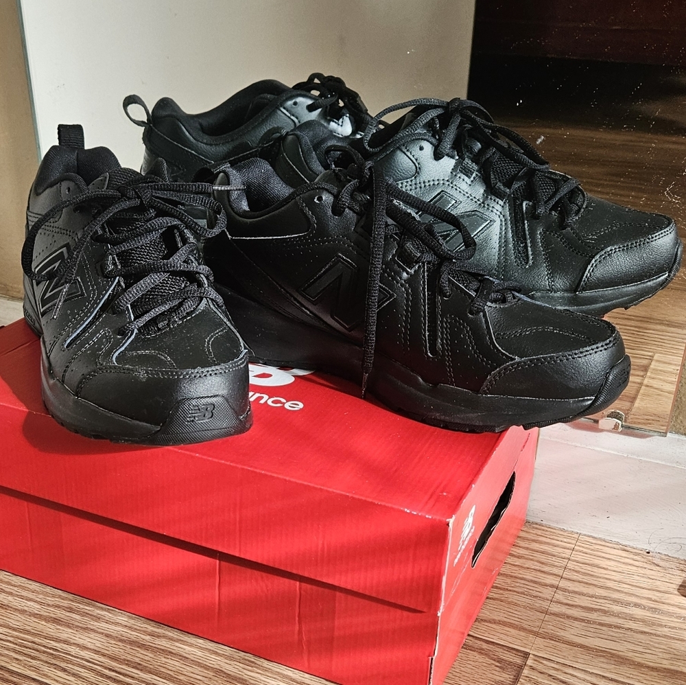 New Balance Men's Black Athletic Sneakers